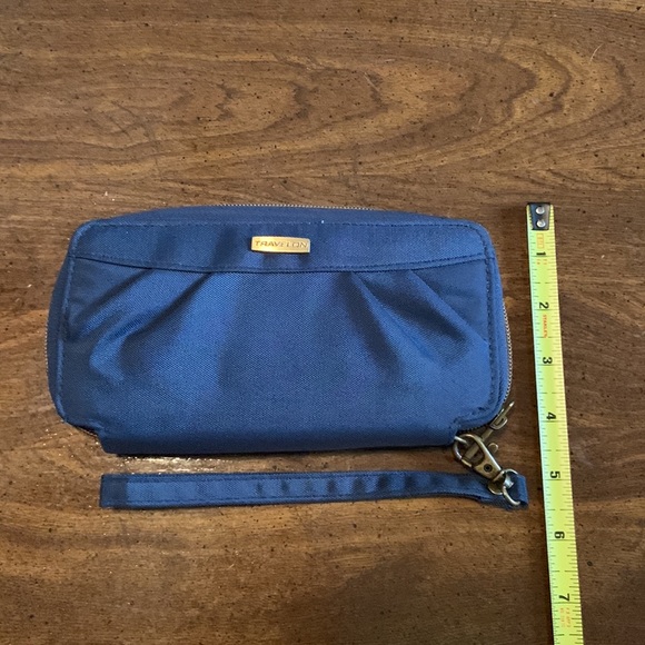 Travelon RFID Theft blocking Wallet - Picture 5 of 6